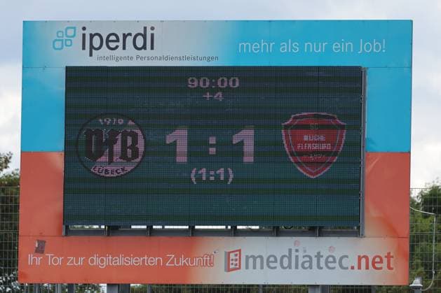 01.08.26, GER, Regionalliga Nord, Fussball, 1. Spieltag, Saison 2026 2027, Dietmar-Scholze-Stadion an der Lohmuehle, VfB Luebeck vs SC Weiche Flensburg Spielende Endstand 1:1. Anzeigentafel Feature Impression Endstand Spielstand Foto nordphoto GmbH Tauchnitz Luebeck Dietmar-Scholze-Stadion an der Lohmuehle SH Germany *** August 26, 2026, GER, Regionalliga Nord, Soccer, Matchday 1, 2026–2027 Season, Dietmar Scholze Stadium at the Lohmühle, VfB Lübeck vs. SC Weiche Flensburg, Final Score 1–1, Scoreboard, Feature, Impression, Final Score, Match Result, Photo by nordphoto GmbH, Tauchnitz, Lübeck, Dietmar Scholze Stadium at the Lohmühle, SH, Germany Copyright: xnordphotoxGmbHx xTauchnitzx