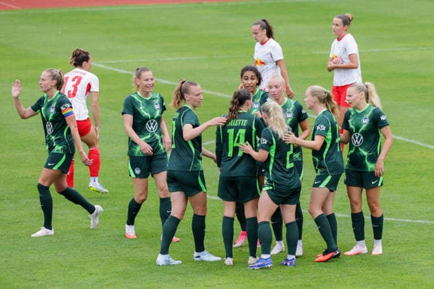 01.08.2026, xgrfx, Fussball Testspiel Frauen , RB Leipzig - VfL Wolfsburg v.l. Tor, Ella Peddemors zum 0:1 (VfL Wolfsburg) (DFL DFB REGULATIONS PROHIBIT ANY USE OF PHOTOGRAPHS as IMAGE SEQUENCES and or QUASI-VIDEO) Leipzig *** August 1, 2026, xgrfx, Women s Soccer Friendly Match, RB Leipzig vs. VfL Wolfsburg, Goal, Ella Peddemors, 0–1 VfL Wolfsburg. DFL and DFB regulations prohibit any use of photographs as image sequences and or quasi-video. Leipzig