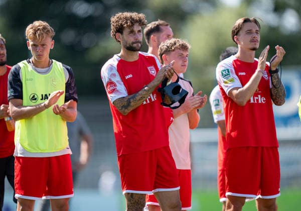 Fußball Regionalliga Staffel West 1. Spieltag SV Westfalia Rhynern - Sportfreunde Siegen am 01.08.2026 im Kümpel + Hellmeister Arena im Westfalia Sportpark in Hamm-Rhynern Tom Gutsch ( Siegen ), links - Jan-Luca Rumpf ( Siegen ), mitte - Dustin Willms ( Siegen ), rechts *** Soccer Regional League, West Division 1, Matchday: SV Westfalia Rhynern vs. Sportfreunde Siegen on August 1, 2026, at the Kümpel Hellmeister Arena in the Westfalia Sportpark in Hamm Rhynern. Tom Gutsch (Siegen), left: Jan Luca Rumpf (Siegen), center: Dustin Willms (Siegen), right xMAx