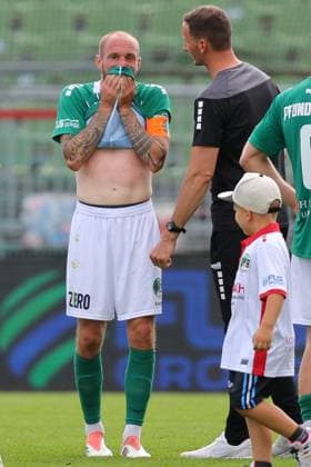 01.08.26, GER, Regionalliga Nord, Fussball, 1. Spieltag, Saison 2026 2027, Dietmar-Scholze-Stadion an der Lohmuehle, VfB Luebeck vs SC Weiche Flensburg Spielende Endstand 1:1. Mitte Marvin Thiel (VfB Luebeck 13) ist enttäuscht enttaeuscht rechts Trainer Kevin Rodewald (VfB Luebeck) Foto nordphoto GmbH Tauchnitz Luebeck Dietmar-Scholze-Stadion an der Lohmuehle SH Germany *** August 26, 2026, GER, Regionalliga Nord, Soccer, Matchday 1, 2026–2027 Season, Dietmar Scholze Stadium at the Lohmuehle, VfB Lübeck vs. SC Weiche Flensburg Final Score 1–1 Center: Marvin Thiel (VfB Lübeck, No. 13) looks disappointed; to the right: Coach Kevin Rodewald (VfB Lübeck). Photo: nordphoto GmbH, Tauchnitz, Lübeck, Dietmar Scholze Stadium an der Lohmühle, SH, Germany Copyright: xnordphotoxGmbHx xTauchnitzx