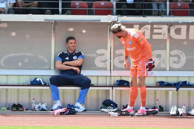 Robin Gosens (FC Schalke 04), Torwart Loris Karius (Schalke 04), v.li. 01.08.2026, Fussball, Saison 2026 2027, Testspiel, KSV Hessen Kassel - FC Schalke 04 Kassel Auestadion Deutschland *** Robin Gosens, FC Schalke 04; goalkeeper Loris Karius, Schalke 04; from left, August 1, 2026; soccer; 2026–2027 season; friendly match; KSV Hessen Kassel vs. FC Schalke 04; Auestadion, Kassel, Germany Team2