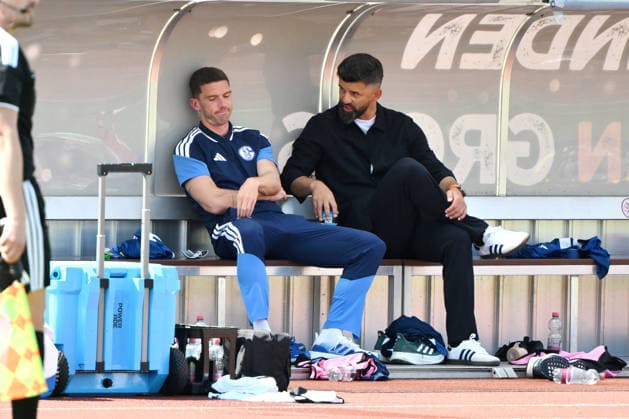 Robin Gosens (FC Schalke 04), li., mit Trainer Miron Muslic (FC Schalke 04) während der 2. Halbzeit 01.08.2026, Fussball, Saison 2026 2027, Testspiel, KSV Hessen Kassel - FC Schalke 04 Kassel Auestadion Deutschland *** Robin Gosens of FC Schalke 04 (left), with FC Schalke 04 coach Miron Muslic during the second half on August 1, 2026, Soccer, 2026–2027 season, friendly match, KSV Hessen Kassel vs. FC Schalke 04 at Auestadion in Kassel, Germany Team2