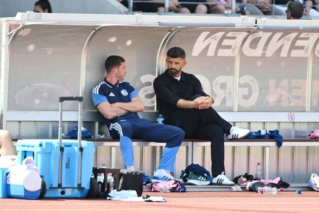 Robin Gosens (FC Schalke 04), li., mit Trainer Miron Muslic (FC Schalke 04) während der 2. Halbzeit 01.08.2026, Fussball, Saison 2026 2027, Testspiel, KSV Hessen Kassel - FC Schalke 04 Kassel Auestadion Deutschland *** Robin Gosens of FC Schalke 04 (left), with FC Schalke 04 coach Miron Muslic during the second half on August 1, 2026, Soccer, 2026–2027 season, friendly match, KSV Hessen Kassel vs. FC Schalke 04 at Auestadion in Kassel, Germany Team2