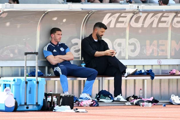 Robin Gosens (FC Schalke 04), li., und Trainer Miron Muslic (FC Schalke 04) während der 2. Halbzeit 01.08.2026, Fussball, Saison 2026 2027, Testspiel, KSV Hessen Kassel - FC Schalke 04 Kassel Auestadion Deutschland *** Robin Gosens of FC Schalke 04 (left) and coach Miron Muslic of FC Schalke 04 during the second half on August 1, 2026, Soccer, 2026–2027 season, friendly match, KSV Hessen Kassel vs. FC Schalke 04, Auestadion, Kassel, Germany Team2