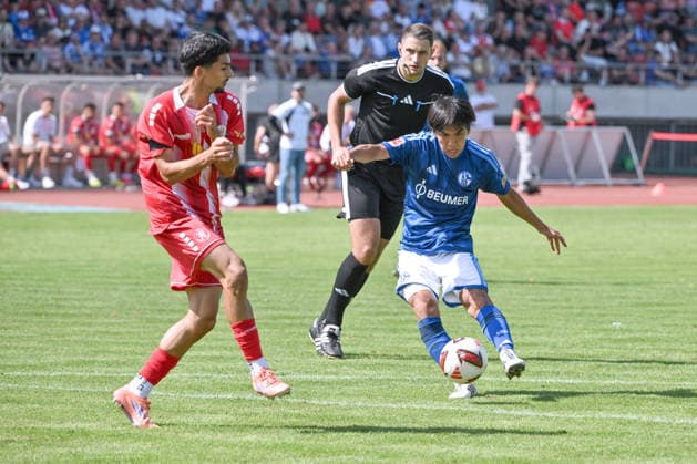 Satoshi Tanaka (FC Schalke 04), re., erzielt das Tor zum 0:5 01.08.2026, Fussball, Saison 2026 2027, Testspiel, KSV Hessen Kassel - FC Schalke 04 Kassel Auestadion Deutschland *** Satoshi Tanaka of FC Schalke 04 (right) scores the goal to make it 0–5 on January 8, 2026; soccer; 2026–2027 season; friendly match; KSV Hessen Kassel vs. FC Schalke 04; Auestadion, Kassel, Germany Team2