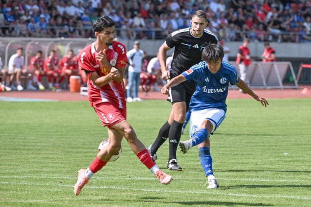 Satoshi Tanaka (FC Schalke 04), re., erzielt das Tor zum 0:5 01.08.2026, Fussball, Saison 2026 2027, Testspiel, KSV Hessen Kassel - FC Schalke 04 Kassel Auestadion Deutschland *** Satoshi Tanaka of FC Schalke 04 (right) scores the goal to make it 0–5 on January 8, 2026; soccer; 2026–2027 season; friendly match; KSV Hessen Kassel vs. FC Schalke 04; Auestadion, Kassel, Germany Team2
