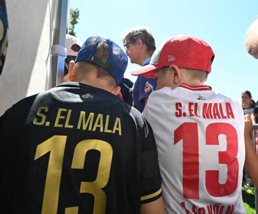 01.08.2026, xophax, Fussball 1.Bundesliga, 1.FC Koeln Saisoneröffnung beim 1.FC Köln am Rhein Energie Stadion. Hype um Said El Mala ( 1.FC Köln ) .Schlange stehen für ein Autogramm und Foto. Köln *** August 1, 2026, xophax, Soccer, Bundesliga 1, 1. FC Köln Season opener for 1. FC Köln at Rhein Energie Stadium Hype surrounding Said El Mala 1. FC Köln Fans line up for autographs and photos Cologne
