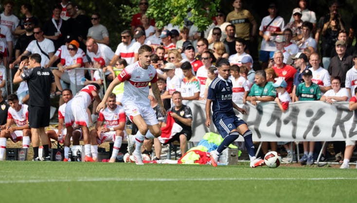01.08.26 VfB Stuttgart - Paris FC Deutschland, Stuttgart, 01.08.2026, Fussball, Bundesliga, Saison 2026 2027, Testspiel, VfB Stuttgart - Paris FC: v.l. Ramon Hendriks (VfB Stuttgart), Ilan Kebbal (Paris FC). *** August 1, 2026: VfB Stuttgart vs. Paris FC, Germany, Stuttgart, August 1, 2026, Soccer, Bundesliga, 2026–2027 Season, Friendly Match, VfB Stuttgart vs. Paris FC; from left: Ramon Hendriks (VfB Stuttgart), Ilan Kebbal (Paris FC)