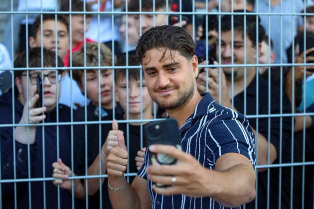 01.08.2026, GER, Fussball, Herren, Testspiel, Saison 2026 2027, KFC Uerdingen - Delay Sports Präsident Elias Eli Nerlich macht ein Foto mit einem Fan Krefeld Grotenburg-Stadion Nordrhein-Westfalen Deutschland *** August 1, 2026, GER, Soccer, Men s, Friendly Match, 2026–2027 Season, KFC Uerdingen Delay Sports President Elias Eli Nerlich takes a photo with a fan at Krefeld Grotenburg Stadium, North Rhine-Westphalia, Germany Copyright: xAdrianxSchlüterx