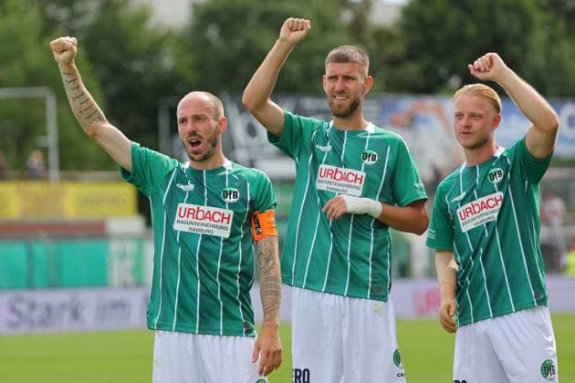 01.08.26, GER, Regionalliga Nord, Fussball, 1. Spieltag, Saison 2026 2027, Dietmar-Scholze-Stadion an der Lohmuehle, VfB Luebeck vs SC Weiche Flensburg Spielende Endstand 1:1. Dank an die Fans nach dem Spiel Marvin Thiel (VfB Luebeck 13) Selim Ajkic (VfB Luebeck 09) Tom Kankowski (VfB Luebeck 08) Foto nordphoto GmbH Tauchnitz Luebeck Dietmar-Scholze-Stadion an der Lohmuehle SH Germany *** August 26, 2026, GER, Regionalliga Nord, Soccer, Matchday 1, 2026–2027 Season, Dietmar Scholze Stadium at the Lohmuehle, VfB Lübeck vs. SC Weiche Flensburg Final Score 1–1 Thanks to the fans after the game: Marvin Thiel (VfB Lübeck 13), Selim Ajkic (VfB Lübeck 09), Tom Kankowski (VfB Lübeck 08). Photo: nordphoto GmbH, Tauchnitz, Luebeck, Dietmar Scholze Stadium at Lohmuehle, SH, Germany Copyright: xnordphotoxGmbHx xTauchnitzx