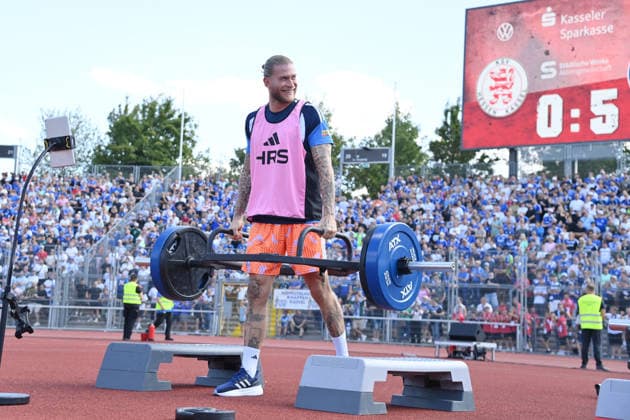 Torwart Loris Karius (Schalke 04) beim Gewichtheben nach seiner Auswechslung 01.08.2026, Fussball, Saison 2026 2027, Testspiel, KSV Hessen Kassel - FC Schalke 04 Kassel Auestadion Deutschland *** Goalkeeper Loris Karius of Schalke 04 lifting weights after being substituted, August 1, 2026; Soccer; 2026–2027 season; Friendly match; KSV Hessen Kassel vs. FC Schalke 04; Auestadion, Kassel, Germany Team2