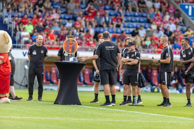 Frank Schmidt (1.FC Heidenheim, Chef-Trainer) zeigt auf Cap sein Staff schaut zu Alexander Raaf (1.FC Heidenheim, Team-Manager) Marc Schnatterer (1.FC Heidenheim, Co-Trainer) Bernhard Raab (1.FC Heidenheim, Co-Trainer), GER, 1. FC Heidenheim vs. FC Ingolstadt, Fußball, Max-Liebhaber-Pokal, 2026 2027, 01.08.2026, DFL DFB REGULATIONS PROHIBIT ANY USE OF PHOTOGRAPHS AS IMAGE SEQUENCES AND OR QUASI-VIDEO, GER, 1. FC Heidenheim vs. FC Ingolstadt, Fußball, Max-Liebhaber-Pokal, 2026 2027, 01.08.2026 Heidenheim *** Frank Schmidt, Head Coach of 1 FC Heidenheim, points to his cap while his staff looks on; Alexander Raaf, Team Manager of 1 FC Heidenheim; Marc Schnatterer, Assistant Coach of 1 FC Heidenheim; Bernhard Raab, Assistant Coach of 1 FC Heidenheim; GER, 1 FC Heidenheim vs. FC Ingolstadt, soccer, Max Liebhaber Cup, 2026–2027, August 1, 2026, DFL and DFB regulations prohibit any use of photographs as image sequences and or quasi-video, GER, 1 FC Heidenheim vs. FC Ingolstadt, soccer, Max Liebhaber Cup, 2026–2027, August 1, 2026, Heidenheim Copyright: xEibner-Pressefoto JanixPlessx EP_JPL