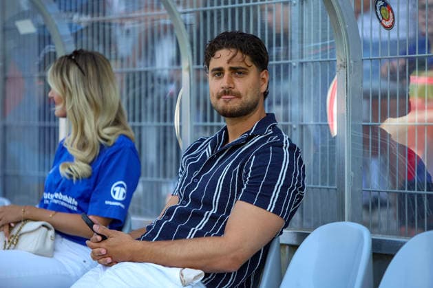 01.08.2026, GER, Fussball, Herren, Testspiel, Saison 2026 2027, KFC Uerdingen - Delay Sports Präsident Elias Eli Nerlich schaut Krefeld Grotenburg-Stadion Nordrhein-Westfalen Deutschland *** August 1, 2026, GER, Soccer, Men s, Friendly Match, 2026–2027 Season, KFC Uerdingen; Delay Sports President Elias Eli Nerlich watches the match at Krefeld Grotenburg Stadium, North Rhine-Westphalia, Germany Copyright: xAdrianxSchlüterx