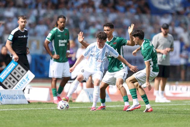 01.08.2026, Herren, Fussball, Saison 2026 2027, Regionalliga Bayern, 2. Spieltag: 1. FC Schweinfurt 1905 - TSV 1860 Muenchen Lance Fiedler ( 47, TSV 1860 München) im Duell mit Mustafa Alper Özden ( 20, 1. FC Schweinfurt 1905) und Leonard Krasniqi ( 29, 1. FC Schweinfurt 1905) Schweinfurt Sachs-Stadion Bayern Deutschland *** August 1, 2026, Men s Soccer, 2026–2027 Season, Bavarian Regional League, Matchday 2: 1 FC Schweinfurt 1905 vs. TSV 1860 Munich; Lance Fiedler 47, TSV 1860 Munich in a duel with Mustafa Alper Özden 20, 1 FC Schweinfurt 1905, and Leonard Krasniqi 29, 1 FC Schweinfurt 1905, Schweinfurt, Sachs Stadium, Bavaria, Germany
