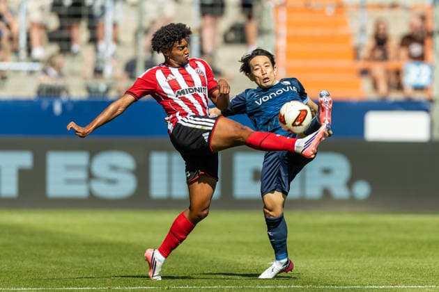 Sam McCallum (Sheffield United FC) und Koji Miyoshi (VfL Bochum) battle for the ball during the pre-season friendly match between VfL Bochum and Sheffield United at Vonovia Ruhrstadion on August 1, 2026 in Bochum, Germany. (Photo by Mario Hommes DeFodi Images) - *** Sam McCallum of Sheffield United FC and Koji Miyoshi of VfL Bochum battle for the ball during the preseason friendly match between VfL Bochum and Sheffield United at Vonovia Ruhrstadion on August 1, 2026, in Bochum, Germany. Photo by Mario Hommes, DeFodi Images