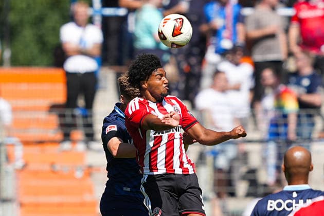 01.08.2026, xydrx, Fußball, Testspiel, VfL Bochum - Sheffield United FC, Saison 2026 2027, Vonovia Ruhrstadion: Oliver Olsen (VfL Bochum, 13) im Zweikampf gegen Sam McCallum (Sheffield United, 3) DFB regulations prohibit any use of photographs as image sequences and or quasi-video. *** August 1, 2026, xydrx, soccer, friendly match, VfL Bochum vs. Sheffield United FC, 2026–2027 season, Vonovia Ruhrstadion, Oliver Olsen (VfL Bochum), No. 13 in a tackle against Sam McCallum (Sheffield United), 3. DFB regulations prohibit any use of photographs as image sequences and or quasi-video. Copyright: HMBxMedia YannisxDreimann