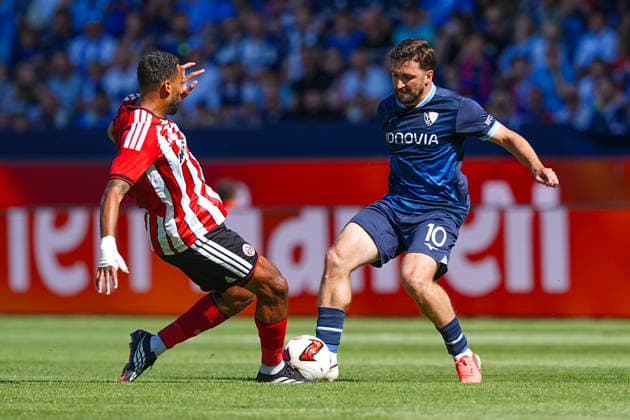 01.08.2026, xydrx, Fußball, Testspiel, VfL Bochum - Sheffield United FC, Saison 2026 2027, Vonovia Ruhrstadion: Jairo Riedewald (Sheffield United, 44) im Zweikampf gegen Berkan Taz (VfL Bochum, 10) DFB regulations prohibit any use of photographs as image sequences and or quasi-video. *** August 1, 2026, xydrx, soccer, friendly match, VfL Bochum vs. Sheffield United FC, 2026–2027 season, Vonovia Ruhrstadion: Jairo Riedewald (Sheffield United) challenges Berkan Taz (VfL Bochum) in a tackle, 44. DFB regulations prohibit any use of photographs as image sequences and or quasi-video. Copyright: HMBxMedia YannisxDreimann