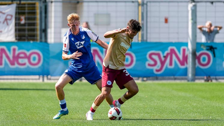 v.li.: Oskar Hencke (Hoffenheim, 41), Rafael Pinto Pedrosa (KSC, 36), Zweikampf, Spielszene, Duell, duel, tackle, tackling, Dynamik, Action, Aktion, 01.08.2026, Sinsheim (Deutschland), Fussball, Testspiel, TSG 1899 Hoffenheim - Karlsruher SC, DFB DFL REGULATIONS PROHIBIT ANY USE OF PHOTOGRAPHS AS IMAGE SEQUENCES AND OR QUASI-VIDEO. *** From left: Oskar Hencke (Hoffenheim), 41, Rafael Pinto Pedrosa (KSC), 36, tackle, game scene, duel, tackle, tackling, dynamic, action, 01 08 2026, Sinsheim, Germany, soccer, friendly match, TSG 1899 Hoffenheim vs. Karlsruher SC, DFB and DFL regulations prohibit any use of photographs as image sequences and or quasi-video xozx