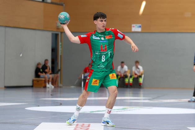 01.08.2026, xtgx, Handball - Testspiel SC Magdeburg - Corotop Gwardia Opole emspor, v.l. Tim Thielicke (Magdeburg, 8) am Ball, plays the ball Ilsenburg *** August 1, 2026, xtgx, Handball Friendly Match: SC Magdeburg vs. Corotop Gwardia Opole (emspor), from left: Tim Thielicke (Magdeburg), No. 8 with the ball, plays the ball (Ilsenburg)
