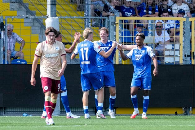 v.li.: Jykese Fields (Hoffenheim, 46), Nathan De Cat (Hoffenheim, 17, Neuzugang), Wouter Burger (Hoffenheim, 18), Torschütze Bambase Conte (Hoffenheim, 20), Spieler der TSG 1899 Hoffenheim, jubeln über das Tor zum 2:0, Jubel, Torjubel, Torerfolg, celebrate the goal, goal, celebration, jubelt ueber das Tor, Freuen, Freude, freut sich, optimistisch, positiv, Spielszene, Highlight, Action, Aktion, 01.08.2026, Sinsheim (Deutschland), Fussball, Testspiel, TSG 1899 Hoffenheim - Karlsruher SC, DFB DFL REGULATIONS PROHIBIT ANY USE OF PHOTOGRAPHS AS IMAGE SEQUENCES AND OR QUASI-VIDEO. *** v li Jykese Fields, Hoffenheim, 46, Nathan De Cat of Hoffenheim, 17, new signing, Wouter Burger of Hoffenheim, 18, goal scorer Bambase Conte of Hoffenheim, 20, players from TSG 1899 Hoffenheim, celebrating the 2-0 goal, Celebration, Goal Celebration, Goal Scored, celebrate the goal, goal, celebration, celebrating the goal, Rejoicing, Joy, happy, optimistic, positive, Game Scene, Highlight, Action, 01 08 2026, Sinsheim, Germany, soccer, friendly match, TSG 1899 Hoffenheim vs. Karlsruher SC, DFB and DFL regulations prohibit any use of photographs as image sequences and or quasi-video xozx
