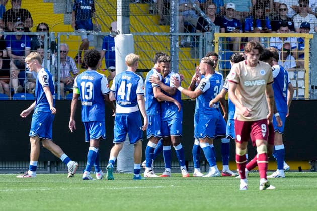 Spieler der TSG 1899 Hoffenheim, jubeln über das Tor zum 2:0, Jubel, Torjubel, Torerfolg, celebrate the goal, goal, celebration, jubelt ueber das Tor, Freuen, Freude, freut sich, optimistisch, positiv, Spielszene, Highlight, Action, Aktion, 01.08.2026, Sinsheim (Deutschland), Fussball, Testspiel, TSG 1899 Hoffenheim - Karlsruher SC, DFB DFL REGULATIONS PROHIBIT ANY USE OF PHOTOGRAPHS AS IMAGE SEQUENCES AND OR QUASI-VIDEO. *** TSG 1899 Hoffenheim players celebrate the 2-0 goal, Celebration, goal celebration, goal scored, celebrating the goal, goal, celebration, cheering the goal, joy, happiness, happy, optimistic, positive, game scene, highlight, action, 01 08 2026, Sinsheim, Germany, soccer, friendly match, TSG 1899 Hoffenheim vs. Karlsruher SC, DFB and DFL regulations prohibit any use of photographs as image sequences and or quasi-video xozx