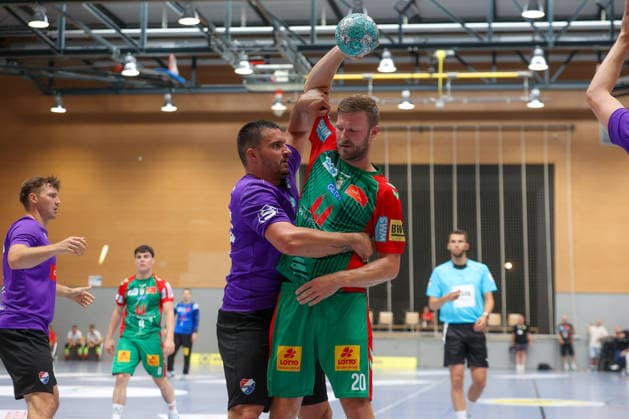 01.08.2026, xtgx, Handball - Testspiel SC Magdeburg - Corotop Gwardia Opole emspor, v.l. Philipp Weber (Magdeburg, 20) Zweikampf, Duell, Kampf, tackle Ilsenburg *** August 1, 2026, xtgx, Handball Friendly Match: SC Magdeburg vs. Corotop Gwardia Opole, emspor, from left: Philipp Weber (Magdeburg), 20: One-on-one, duel, battle, tackle, Ilsenburg