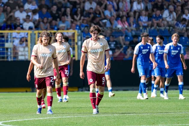 v.li.: Tim Civeja (KSC, 23), Christoph Kobald (KSC, 22), Moritz Broschinski (KSC, 9), Spieler vom Karlsruher SC (KSC), enttäuscht schauend, Enttäuschung, Frustration, disappointed, pessimistisch, nach dem Gegentor zum 2:0, Action, Aktion, Spielszene, 01.08.2026, Sinsheim (Deutschland), Fussball, Testspiel, TSG 1899 Hoffenheim - Karlsruher SC, DFB DFL REGULATIONS PROHIBIT ANY USE OF PHOTOGRAPHS AS IMAGE SEQUENCES AND OR QUASI-VIDEO. *** From left: Tim Civeja (KSC), 23, Christoph Kobald (KSC), 22, Moritz Broschinski KSC, 9, player from Karlsruher SC KSC, looking disappointed, disappointment, frustration, pessimistic, after conceding the goal that made it 2–0, action, game scene, August 1, 2026, Sinsheim, Germany, soccer, friendly match, TSG 1899 Hoffenheim vs. Karlsruher SC, DFB and DFL regulations prohibit any use of photographs as image sequences and or quasi-video xozx