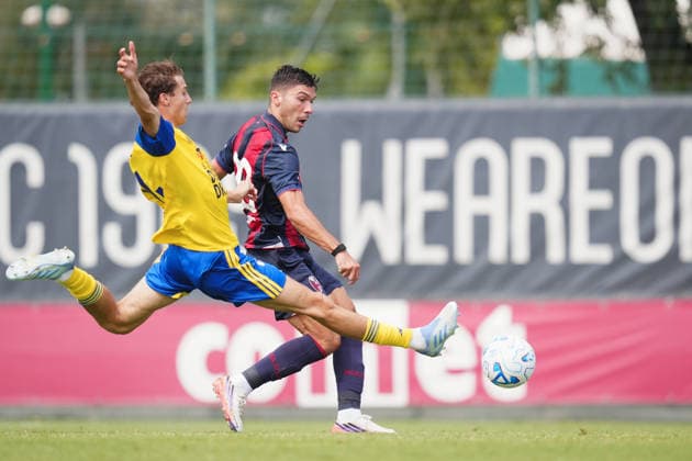 Bologna s NicolÃ² Cambiaghi fights for the ball with Cambuur s Van de Pavert during the pre-season friendly match between Bologna FC and SC Cambuur at the Niccolo Galli Training Centre in Casteldebole, Bologna, Italy, Saturday, August 1, 2026.  Copyright: xMassimoxPaolone LaPressex
