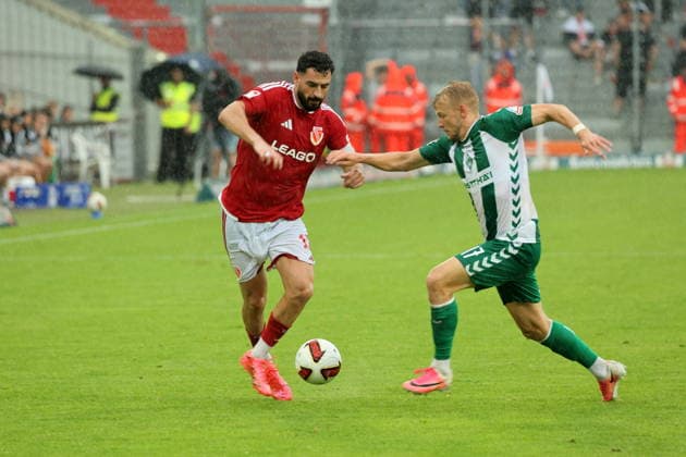 10 Tolcay Cigerci (Energie Cottbus, l.) im Duell mit 17 Grüll Marco (Werder) Fussball Testspiel 2026 2027 FC Energie Cottbus - SV Werder Bremen *** 10 Tolcay Cigerci (Energie Cottbus), left, in a duel with 17 Marco Grüll (Werder Bremen) in a soccer exhibition match in 2026–2027 between FC Energie Cottbus and SV Werder Bremen