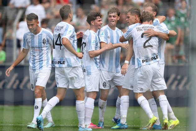 01.08.2026, Herren, Fussball, Saison 2026 2027, Regionalliga Bayern, 2. Spieltag: 1. FC Schweinfurt 1905 - TSV 1860 Muenchen Der TSV 1860 München bejubelt das 1:1 von Michael Eberwein ( 13, TSV 1860 München, rechts hinten) Schweinfurt Sachs-Stadion Bayern Deutschland *** August 1, 2026, Men s, Soccer, 2026–2027 Season, Bavarian Regional League, Matchday 2: 1 FC Schweinfurt 1905 vs. TSV 1860 Munich. TSV 1860 Munich celebrates Michael Eberwein’s 1–1 goal in the 13th minute, TSV 1860 Munich, back right: Schweinfurt Sachs Stadium, Bavaria, Germany