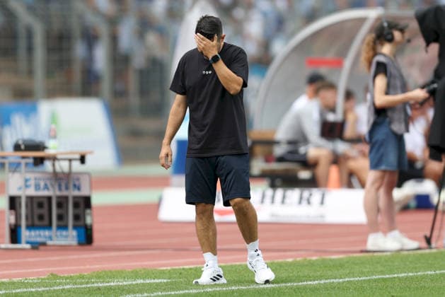 01.08.2026, Herren, Fussball, Saison 2026 2027, Regionalliga Bayern, 2. Spieltag: 1. FC Schweinfurt 1905 - TSV 1860 Muenchen Alper Kayabunar (Cheftrainer, TSV 1860 München) hadert nach vergebener Torchance seiner Mannschaft Schweinfurt Sachs-Stadion Bayern Deutschland *** August 1, 2026, Men s Soccer, 2026–2027 Season, Bavarian Regional League, Matchday 2: 1 FC Schweinfurt 1905 vs. TSV 1860 Munich; Alper Kayabunar, Head Coach; TSV 1860 Munich is frustrated after his team missed a scoring opportunity; Schweinfurt Sachs Stadium, Bavaria, Germany