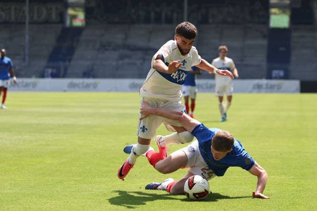 2026.08.01 Darmstadt, Testpiel SV Darmstadt 98 - FC Portsmouth v.l. Ibrahim El Kadiri (SV DArmstadt 98), Terry Devlin (Portsmouth), battles for the Ball *** August 1, 2026, Darmstadt, Friendly Match: SV Darmstadt 98 vs. FC Portsmouth; from left: Ibrahim El Kadiri (SV Darmstadt 98), Terry Devlin (Portsmouth); battling for the ball Copyright: HMBxMedia JoaquimxFerreira