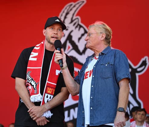 01.08.2026, xophax, Fussball 1.Bundesliga, 1.FC Koeln Saisoneröffnung beim 1.FC Köln am Rhein Energie Stadion. Mannschaft wird den Fans vorgestellt. Trainer Rene Wagner ( 1.FC Köln ) , links und Stadionsprecher Michael Trippel, rechts Köln *** August 1, 2026, xophax, Soccer, Bundesliga 1, 1. FC Köln Season opener for 1. FC Köln at the Rhein Energie Stadium; the team is introduced to the fans. Coach Rene Wagner of 1. FC Köln (left) and stadium announcer Michael Trippel (right), Cologne