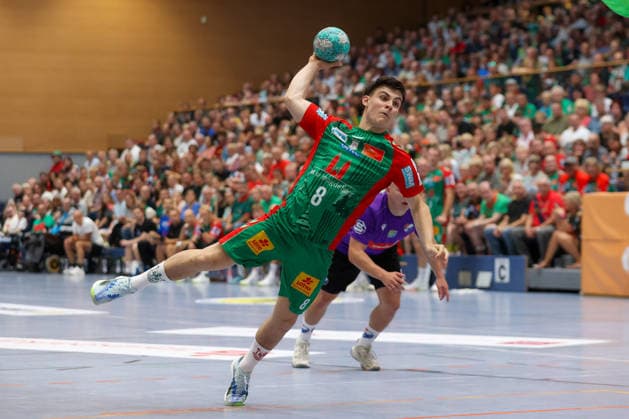01.08.2026, xtgx, Handball - Testspiel SC Magdeburg - Corotop Gwardia Opole emspor, v.l. Tim Thielicke (Magdeburg, 8) beim Siebenmeter Ilsenburg *** August 1, 2026, xtgx, Handball exhibition match: SC Magdeburg vs. Corotop Gwardia Opole (emspor), from left: Tim Thielicke (Magdeburg), 8 on the penalty throw (Ilsenburg)