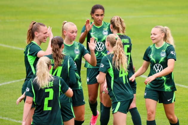 Markranstädt, Deutschland: 01.08.2026 - Testspiel - RB Leipzig Frauen vs. VfL Wolfsburg Frauen Im Bild: v.li. die Zweite Torschützin Ella Peddemors (Wolfsburg) macht das Tor zum 1:0 für Wolfsburg und jubelt mit ihren Mannschaftskolleginnen *** Markranstädt, Germany, August 1, 2026: Friendly match between RB Leipzig Women and VfL Wolfsburg Women. Pictured, from left, is Ella Peddemor, Wolfsburg’s second goal scorer, who scores the 1–0 goal for Wolfsburg and celebrates with her teammates. Copyright: HMBxMedia MadeleinexFantini
