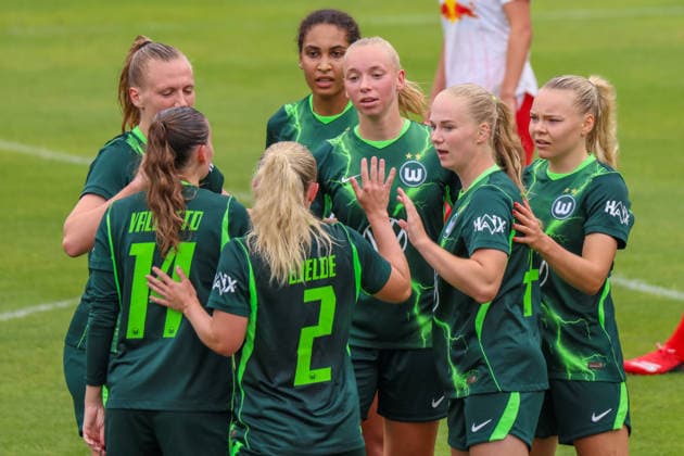 Markranstädt, Deutschland: 01.08.2026 - Testspiel - RB Leipzig Frauen vs. VfL Wolfsburg Frauen Im Bild: Torschützin Ella Peddemors (Wolfsburg) , mittig im Bild rechts von Cora Zicai (Wolfsburg), macht das Tor zum 1:0 für Wolfsburg und jubelt mit ihren Mannschaftskolleginnen *** Markranstädt, Germany, August 1, 2026: Friendly match between RB Leipzig Women and VfL Wolfsburg Women. Pictured: Wolfsburg’s Ella Peddemor, standing in the center of the frame to the right of Cora Zicai (also of Wolfsburg), scores the 1–0 goal for Wolfsburg and celebrates with her teammates. Copyright: HMBxMedia MadeleinexFantini