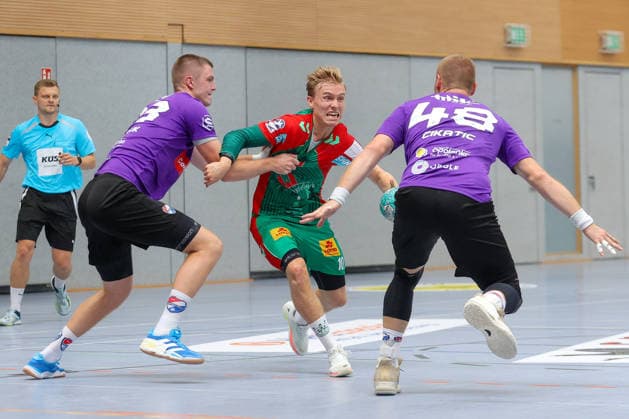 01.08.2026, xtgx, Handball - Testspiel SC Magdeburg - Corotop Gwardia Opole emspor, v.l. Gisli Thorgeir Kristjansson (Magdeburg, 10) Zweikampf, Duell, Kampf, tackle Ilsenburg *** August 1, 2026, xtgx, Handball Friendly Match: SC Magdeburg vs. Corotop Gwardia Opole (emspor), from left: Gisli, Thorgeir, Kristjansson (Magdeburg), 10: Tackle, duel, battle, Ilsenburg
