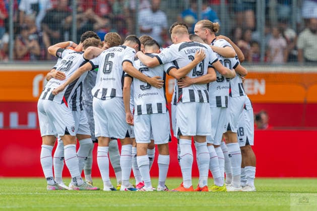 Testspiel: 1. FC Heidenheim 1846 vs. FC Ingolstadt 04; 01.08.2026 Heidenheim, GERMANY - 01. August 2027: Die Mannschaft von Inglodstadt beim Teamkries vor dem Spiel des 14. Max Liebhaber-Pokal zwischen dem 1. FC Heidenheim 1846 e.V. und dem FC Ingolstadt 04 in der Voith-Arena. *** Friendly Match: 1 FC Heidenheim 1846 vs. FC Ingolstadt 04, August 1, 2026, Heidenheim, GERMANY August 1, 2027 The Ingolstadt team during the pre-game huddle before the 14th Max Liebhaber Cup match between 1 FC Heidenheim 1846 e.V. and FC Ingolstadt 04 at the Voith Arena Copyright: xBEAUTIFULxSPORTS Steinx