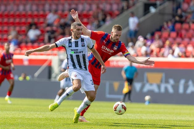 Dynamischer Zweikampf Ognjen Drakulic (FC Ingolstadt 04, 30) dahinter Patrick Mainka (1.FC Heidenheim, 06), GER, 1. FC Heidenheim vs. FC Ingolstadt, Fußball, Max-Liebhaber-Pokal, 2026 2027, 01.08.2026, DFL DFB REGULATIONS PROHIBIT ANY USE OF PHOTOGRAPHS AS IMAGE SEQUENCES AND OR QUASI-VIDEO, GER, 1. FC Heidenheim vs. FC Ingolstadt, Fußball, Max-Liebhaber-Pokal, 2026 2027, 01.08.2026 Heidenheim *** Dynamic one-on-one duel: Ognjen Drakulic (FC Ingolstadt 04), 30, with Patrick Mainka (1. FC Heidenheim), 06, in the background, GER, 1. FC Heidenheim vs. FC Ingolstadt, soccer, Max Liebhaber Cup, 2026–2027, August 1, 2026, DFL and DFB regulations prohibit any use of photographs as image sequences and or quasi-video, GER, 1 FC Heidenheim vs. FC Ingolstadt, soccer, Max Liebhaber Cup, 2026–2027, August 1, 2026, Heidenheim Copyright: xEibner-Pressefoto JanixPlessx EP_JPL