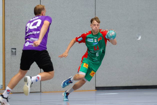 01.08.2026, xtgx, Handball - Testspiel SC Magdeburg - Corotop Gwardia Opole emspor, v.l. Noah Hensen (Magdeburg, 5) am Ball, plays the ball Ilsenburg *** August 1, 2026, xtgx, Handball Friendly Match: SC Magdeburg vs. Corotop Gwardia Opole, emspor, from left: Noah Hensen (Magdeburg), No. 5 with the ball, plays the ball (Ilsenburg)