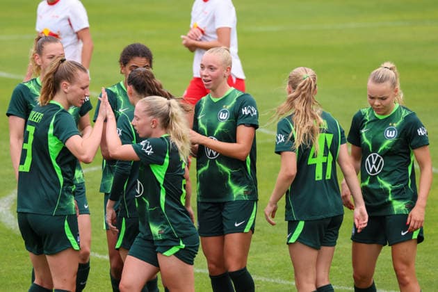 Markranstädt, Deutschland: 01.08.2026 - Testspiel - RB Leipzig Frauen vs. VfL Wolfsburg Frauen Im Bild: Torschützin Ella Peddemors (Wolfsburg), die Dritte von rechts, macht das Tor zum 1:0 für Wolfsburg und jubelt mit ihren Mannschaftskolleginnen *** Markranstädt, Germany, August 1, 2026 Friendly Match: RB Leipzig Women vs. VfL Wolfsburg Women Pictured: Wolfsburg s Ella Peddemor, third from the right, scores the 1-0 goal for Wolfsburg and celebrates with her teammates Copyright: HMBxMedia MadeleinexFantini
