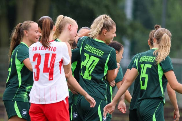 Markranstädt, Deutschland: 01.08.2026 - Testspiel - RB Leipzig Frauen vs. VfL Wolfsburg Frauen Im Bild: Torschützin Julia Landenberger (Wolfsburg), mittig im Bild, macht das Tor zum 2:0 für Wolfsburg und jubelt mit ihren Mannschaftskolleginnen *** Markranstädt, Germany, August 1, 2026: Friendly match between RB Leipzig Women and VfL Wolfsburg Women. Pictured: Goal scorer Julia Landenberger of Wolfsburg, center, scores the goal to make it 2–0 for Wolfsburg and celebrates with her teammates. Copyright: HMBxMedia MadeleinexFantini