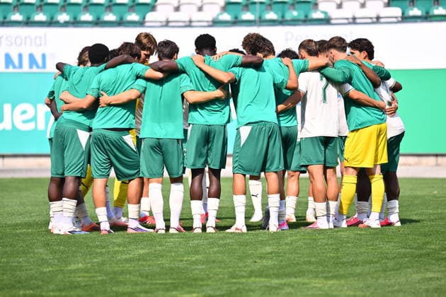 01.08.2025 - Fussball - Saison 2025 2026 - Regionalliga Bayern - 02. Spieltag: SpVgg Greuther Fürth Fuerth II U23 ( Kleeblatt ) - SpVgg Bayreuth - - xwoxzix - Teamkreis Mannschaft Team Fürth vor Spielbeginn *** August 1, 2025 Soccer Season 2025–2026 Bavarian Regional League Matchday 02 SpVgg Greuther Fürth Fürth II U23 Kleeblatt SpVgg Bayreuth xwoxzix Team Circle Squad Team Fürth before kickoff