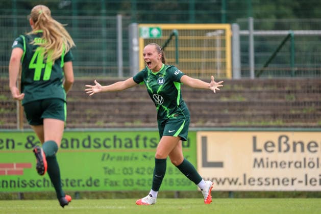 Markranstädt, Deutschland: 01.08.2026 - Testspiel - RB Leipzig Frauen vs. VfL Wolfsburg Frauen Im Bild: Torschützin Lou Bogaert (Wolfsburg) macht via Freistoß das Tor zum 3:0 für Wolfsburg und jubelt *** Markranstädt, Germany, August 1, 2026: Friendly match between RB Leipzig Women and VfL Wolfsburg Women. Pictured: Goal scorer Lou Bogaert. Wolfsburg scores the goal to make it 3–0 off a free kick and celebrates. Copyright: HMBxMedia MadeleinexFantini