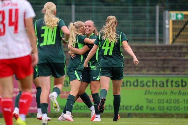 Markranstädt, Deutschland: 01.08.2026 - Testspiel - RB Leipzig Frauen vs. VfL Wolfsburg Frauen Im Bild: v.li. die Dritte Torschützin Lou Bogaert (Wolfsburg) macht das Tor zum 3:0 für Wolfsburg und jubelt mit Anny Kerim-Lindland (Wolfsburg) und Linnea Saelen (Wolfsburg) *** Markranstädt, Germany, August 1, 2026: Friendly match between RB Leipzig Women and VfL Wolfsburg Women. Pictured, from left: Lou Bogaert (Wolfsburg), the third goal scorer, celebrates with Anny Kerim Lindland (Wolfsburg) and Linnea Saelen (Wolfsburg) after scoring the goal that made it 3–0 for Wolfsburg. Copyright: HMBxMedia MadeleinexFantini