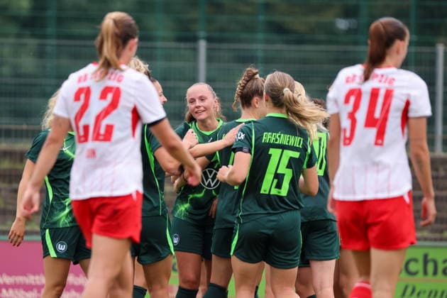Markranstädt, Deutschland: 01.08.2026 - Testspiel - RB Leipzig Frauen vs. VfL Wolfsburg Frauen Im Bild: Torschützin Lou Bogaert (Wolfsburg), mittig im Bild, macht das Tor zum 3:0 für Wolfsburg und jubelt mit ihren Mannschaftskolleginnen *** Markranstädt, Germany, August 1, 2026: Friendly match between RB Leipzig Women and VfL Wolfsburg Women. Pictured: Wolfsburg s Lou Bogaert, center, scores the goal that makes it 3–0 for Wolfsburg and celebrates with her teammates. Copyright: HMBxMedia MadeleinexFantini