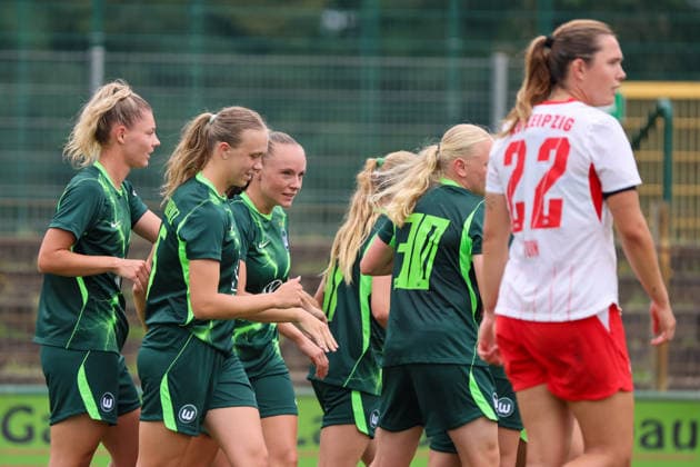 Markranstädt, Deutschland: 01.08.2026 - Testspiel - RB Leipzig Frauen vs. VfL Wolfsburg Frauen Im Bild: v.li. die Dritte Torschützin Lou Bogaert (Wolfsburg) macht das Tor zum 3:0 für Wolfsburg und jubelt mit Julia Landenberger (Wolfsburg) und Weronika Arasniewicz (Wolfsburg) *** Markranstädt, Germany, August 1, 2026: Friendly match between RB Leipzig Women and VfL Wolfsburg Women. Pictured, from left: Lou Bogaert (Wolfsburg), who scored the third goal, celebrates with Julia Landenberger (Wolfsburg) and Weronika Arasniewicz (Wolfsburg). Copyright: HMBxMedia MadeleinexFantini