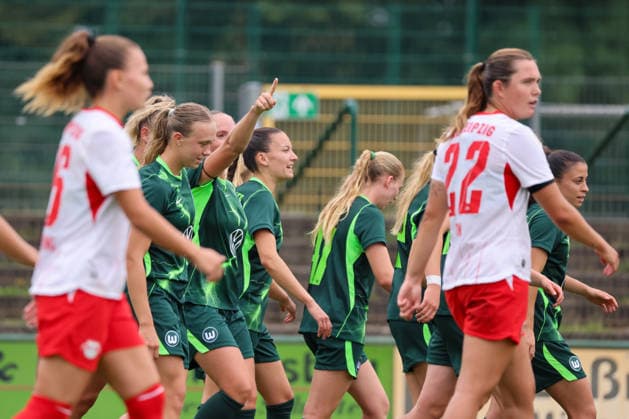 Markranstädt, Deutschland: 01.08.2026 - Testspiel - RB Leipzig Frauen vs. VfL Wolfsburg Frauen Im Bild: v.li. die Zweite Torschützin Lou Bogaert (Wolfsburg) macht das Tor zum 3:0 für Wolfsburg und jubelt mit ihren Mannschaftskolleginnen *** Markranstädt, Germany, August 1, 2026: Friendly match between RB Leipzig Women and VfL Wolfsburg Women. Pictured, from left, is the second goal scorer, Lou Bogaert of Wolfsburg, who scores the goal to make it 3–0 for Wolfsburg and celebrates with her teammates. Copyright: HMBxMedia MadeleinexFantini