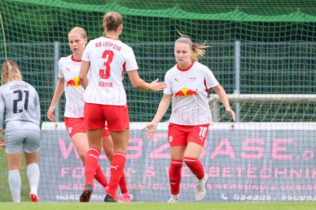 Markranstädt, Deutschland: 01.08.2026 - Testspiel - RB Leipzig Frauen vs. VfL Wolfsburg Frauen Im Bild: v.li. die Dritte Torschützin Annabel Schasching (RB) verwandelt den Strafstoß und macht das Tor zum 1:3 für Leipzig und jubelt mit Andrea Norheim (RB) *** Markranstädt, Germany, August 1, 2026 Friendly Match: RB Leipzig Women vs. VfL Wolfsburg Women. Pictured, from left: Annabel Schasching, RB’s third goal scorer, converts the penalty kick to make it 1–3 for Leipzig and celebrates with Andrea Norheim, RB. Copyright: HMBxMedia MadeleinexFantini