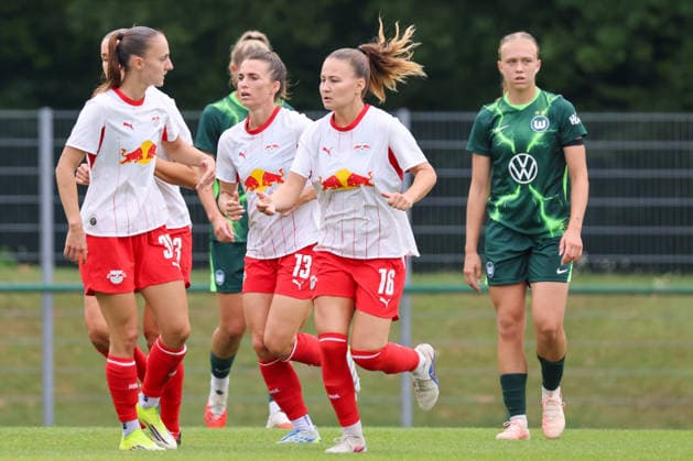 Markranstädt, Deutschland: 01.08.2026 - Testspiel - RB Leipzig Frauen vs. VfL Wolfsburg Frauen Im Bild: v.li. die Dritte Torschützin Annabel Schasching (RB), rechts im Bild, verwandelt den Strafstoß und macht das Tor zum 1:3 für Leipzig *** Markranstädt, Germany, August 1, 2026: Friendly match between RB Leipzig Women and VfL Wolfsburg Women. Pictured from left: Annabel Schasching of RB Leipzig, the third goal scorer, on the right, converts the penalty kick and scores the goal to make it 1–3 for Leipzig. Copyright: HMBxMedia MadeleinexFantini